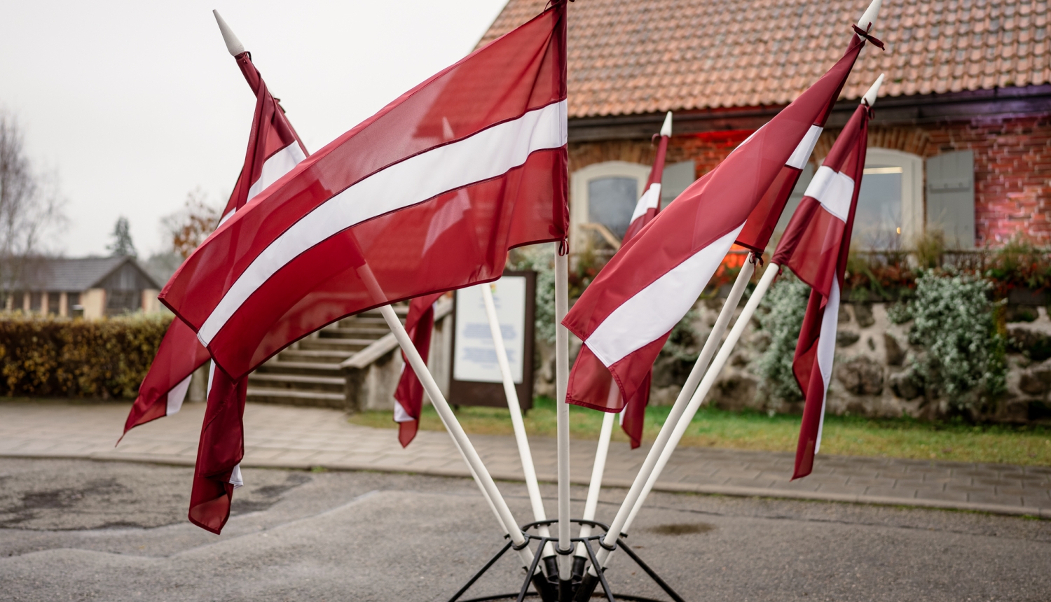 Vairāki Latvijas valsts karogi izvietoti pie vēsturiskas Turaidas muzejrezervāta ēkas.