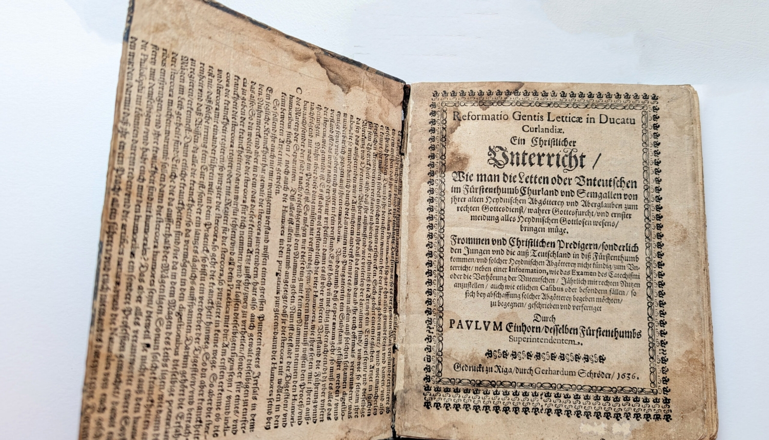 Vēsturiskas grāmatas titulvapa: Paula Einhorna 1636. gadā Rīgā izdotais darbs "Reformatio Gentis Letticae in Ducatu Curlandiae" (Latviešu tautas reformācija Kurzemes hercogistē).