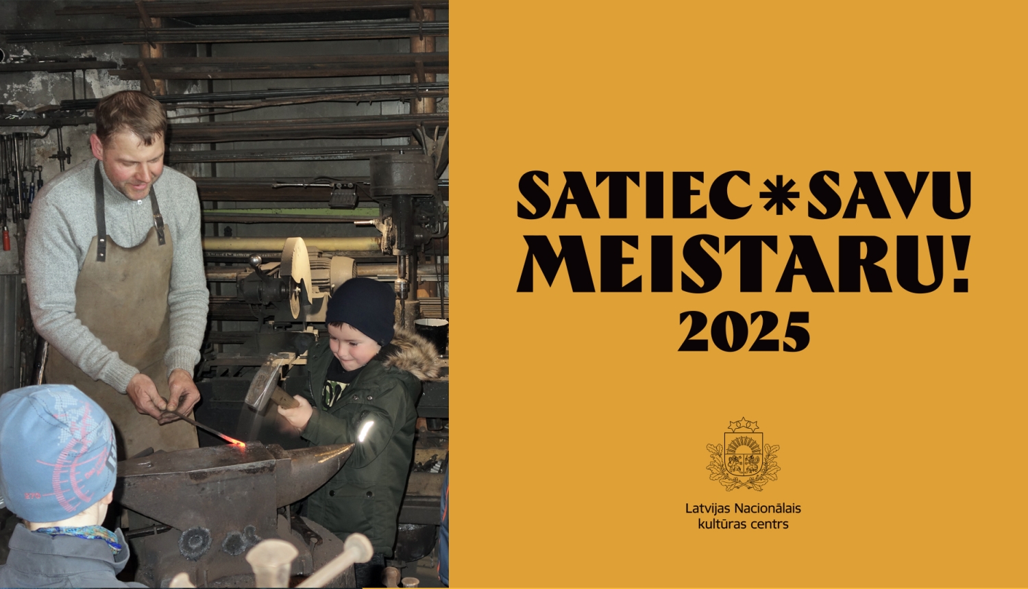 Pasākuma "Satiec savu meistaru! 2025" reklāmas plakāts, kurā kalējs māca bērnam amata prasmes pie laktas.