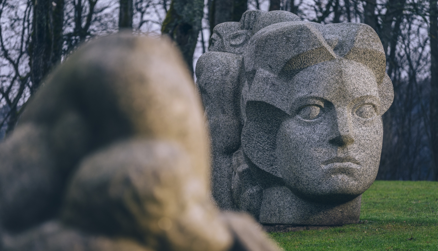 Tēlnieka Induļa Rankas granīta skulptūra "Daina" Turaidas Dainu kalnā; monumentālais sievietes tēls simbolizē latviešu tautasdziesmu spēku un gudrību.