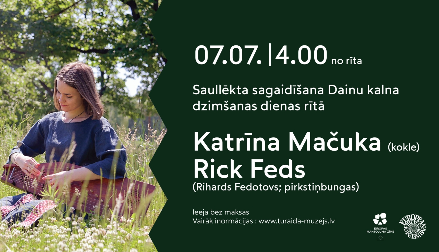Pasākuma plakāts — saullēkta sagaidīšana Dainu kalnā 7. jūlijā plkst. 4.00 no rīta. Muzicēs Katrīna Mačuka (kokle) un Rick Feds (pirkstiņbungas).