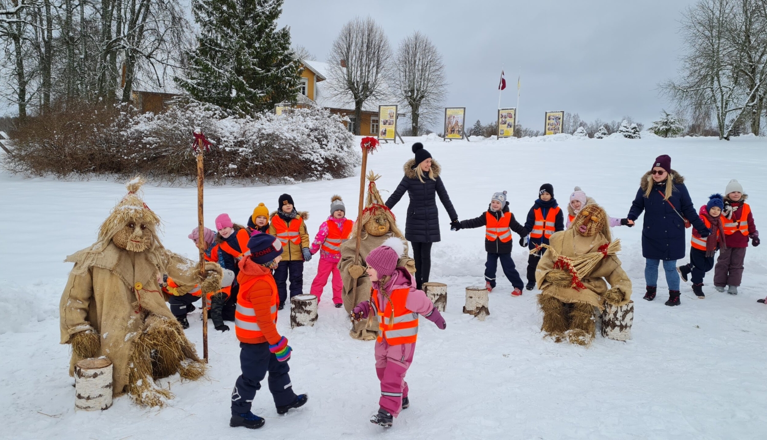 Bērni ziemā svin “Meteņus Turaidā”
