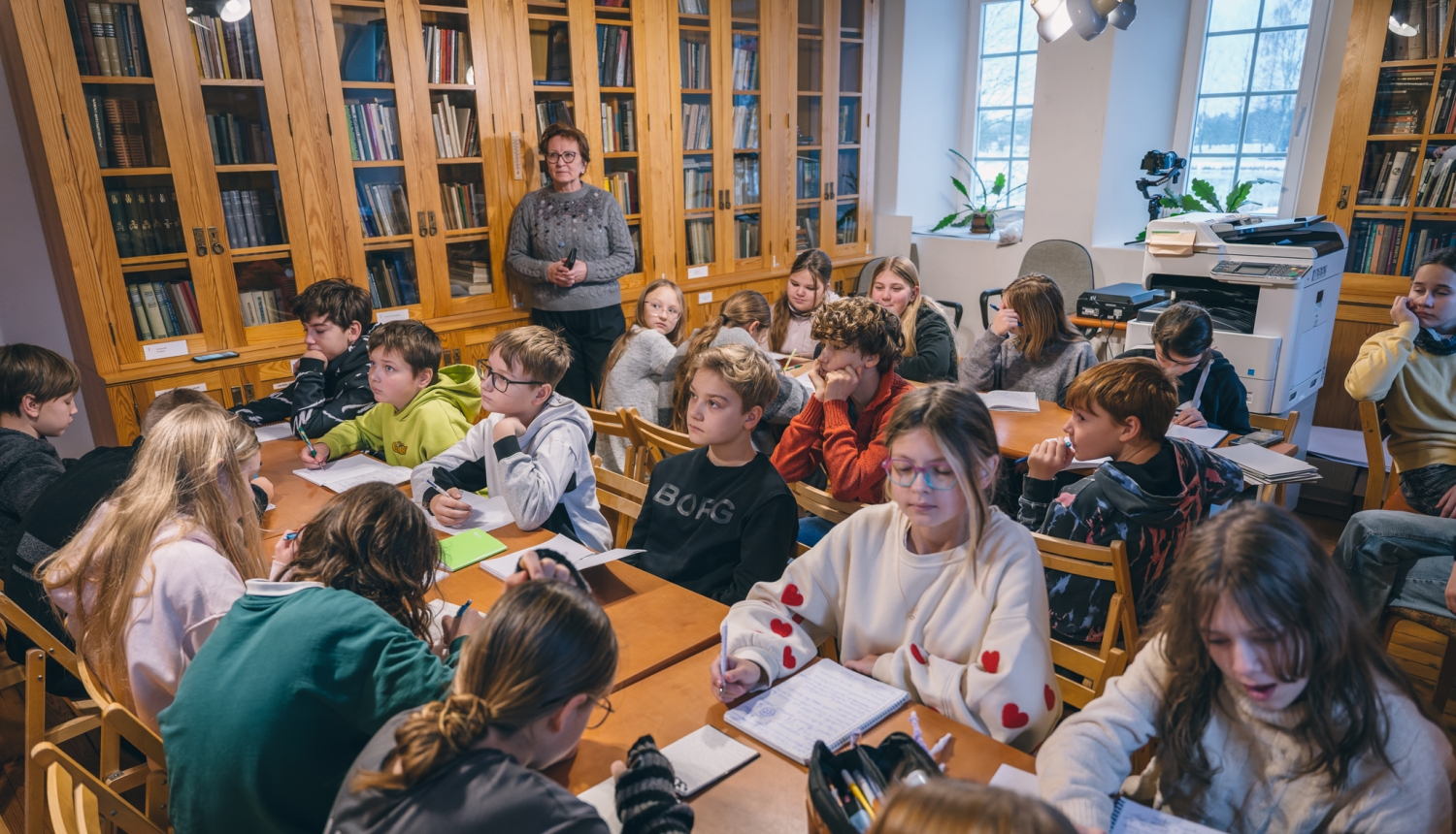Skolēni pie galda Turaidas muzejrezervāta krājumā