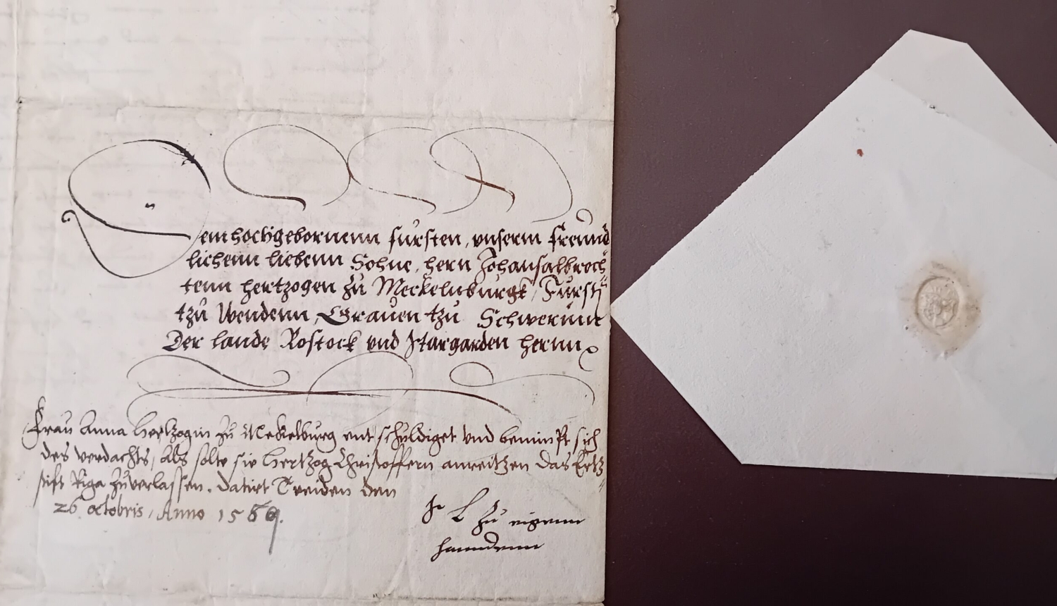  Turaidā 1559. gadā rakstīta hercogienes Annas vēstule dēlam Johanam Albrehtam; dokumentā redzams kaligrāfisks rokraksts un personiskā zīmoga nospiedums.