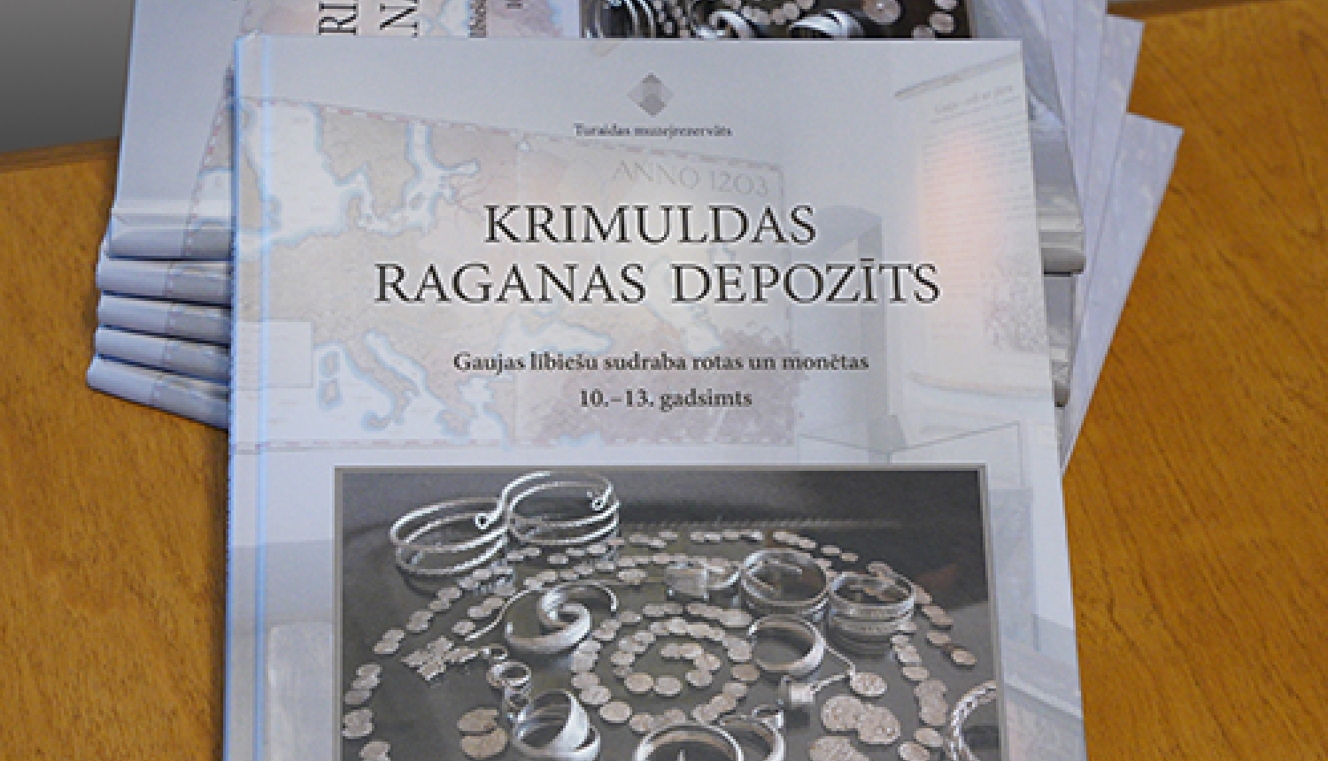 Turaidas muzejrezervāta sagatavotais katalogs „Krimuldas Raganas depozīts – Gaujas lībiešu sudraba rotas un monētas. 10. -13. gadsimts"