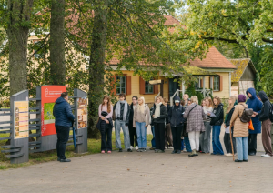 Dainu kalns – vieta līdzdalībai. Skolnieku grupa klausās vadītāja stāstījumu.