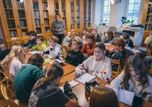 Skolēni pēta Siguldas pastkartes - Foto 5