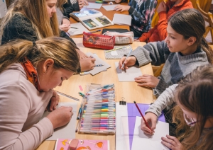Skolēni pēta Siguldas pastkartes - Foto 2